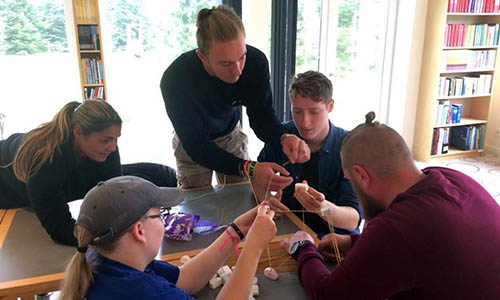 Dagskolen på Bustrup fungerer som intern skole. Skoletilbud for opholdssted, med velfungerende helhedsløsning.